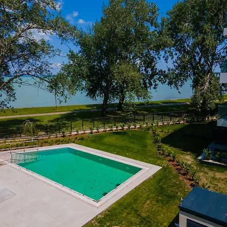 Lakefront - Pool & Panorama شيوفوك