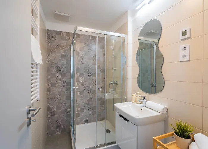 Lakefront - Pool & Panorama דירה