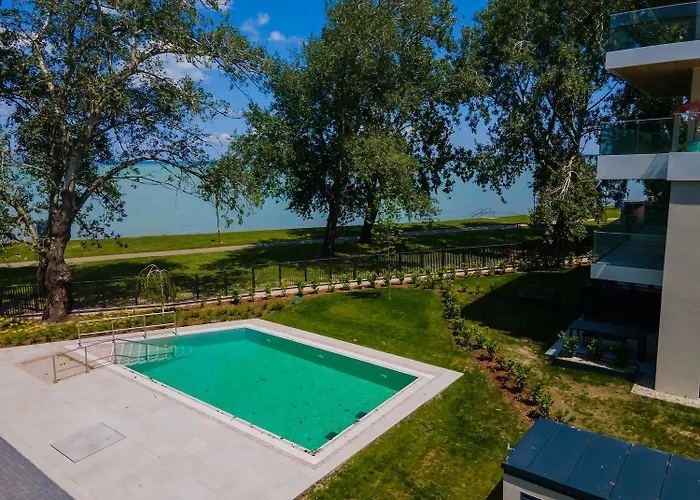 Lakefront - Pool & Panorama שיופוק