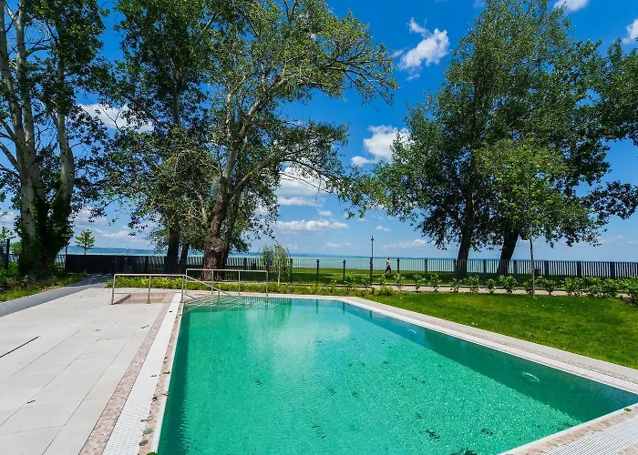 Lakefront - Pool & Panorama * שיופוק